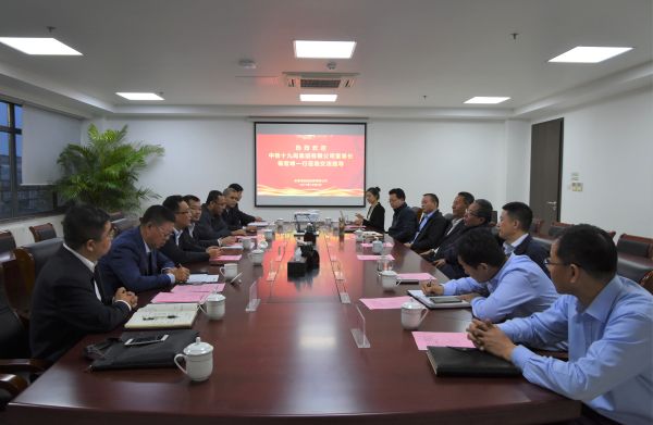 中铁十九局集团公司党委书记、董事长杨哲峰一行到公司座谈互换 中铁十九局集团公司党委书记、董事长杨哲峰一行到公司座谈互换