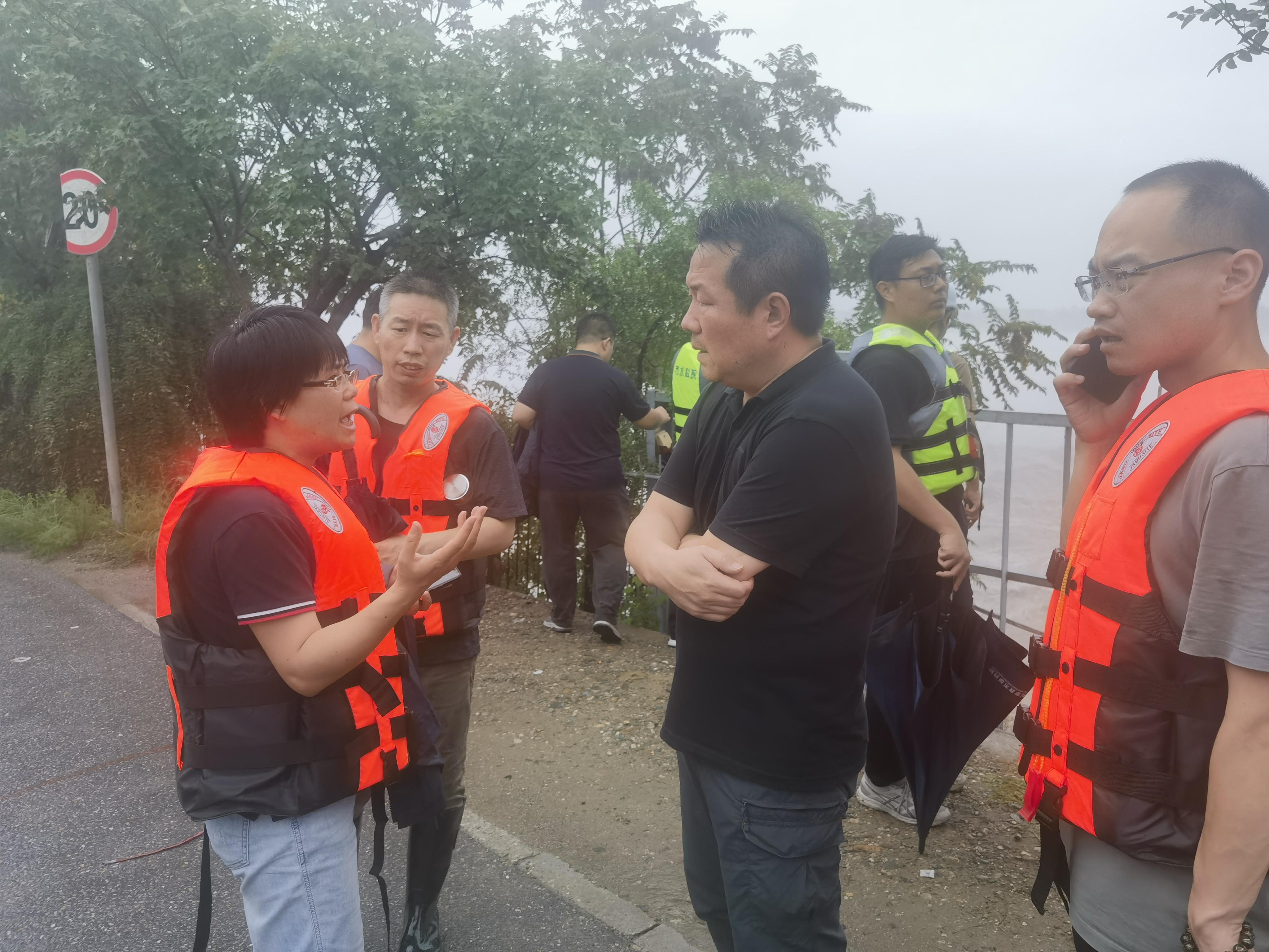 “险情”就是号令 宛平湖结尾中堤防汛抢险现场第一时 “险情”就是号令 宛平湖结尾中堤防汛抢险现场第一时