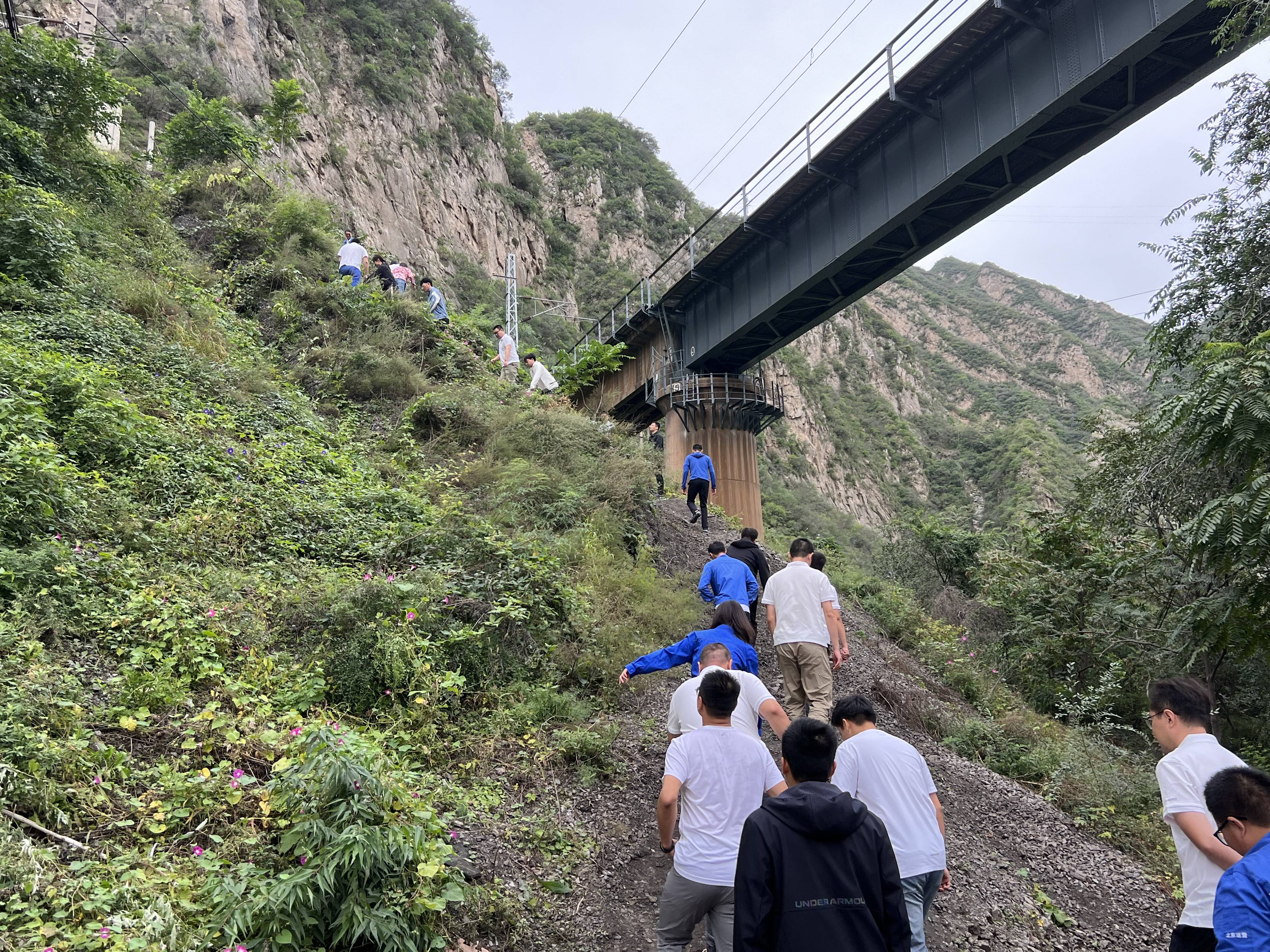 “沉走英雄路 厚植永定情”——北京运营公司进行徒步挑战赛 “沉走英雄路 厚植永定情”——北京运营公司进行徒步挑战赛