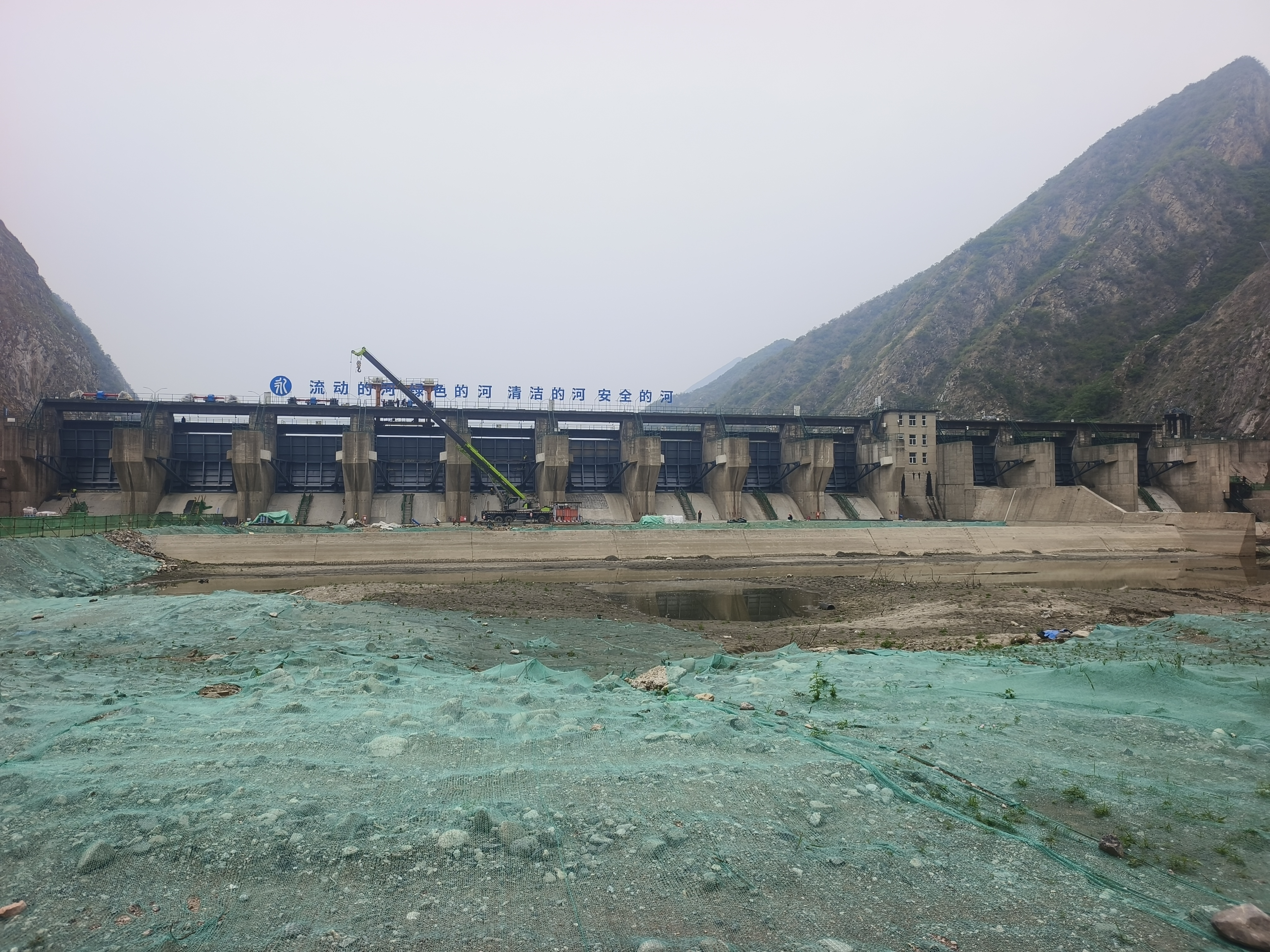 J9集团落坡岭水库水毁建复工程溢洪路12孔闸门全数装置结束 J9集团落坡岭水库水毁建复工程溢洪路12孔闸门全数装置结束