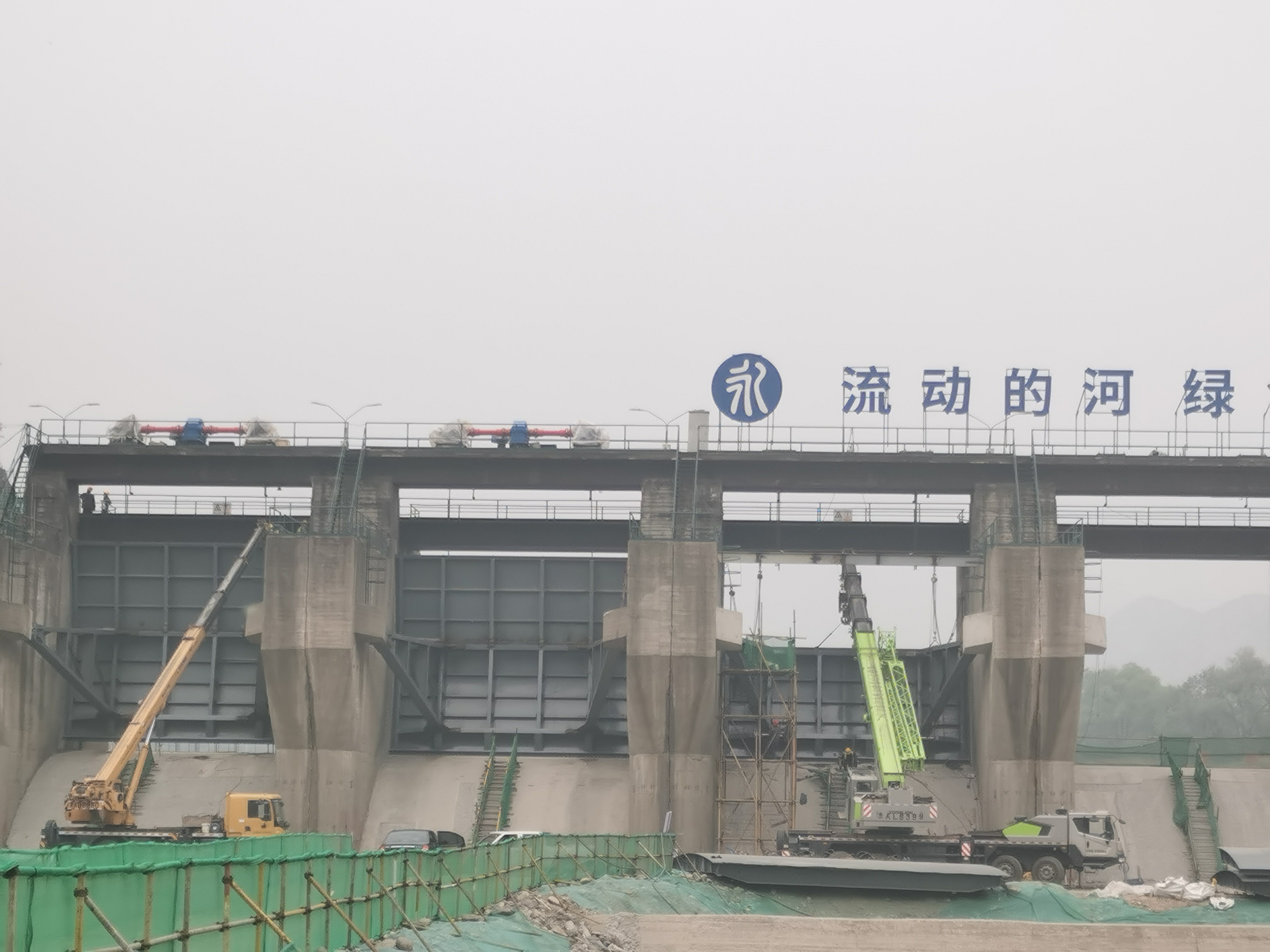 J9集团落坡岭水库水毁建复工程溢洪路12孔闸门全数装置结束 J9集团落坡岭水库水毁建复工程溢洪路12孔闸门全数装置结束