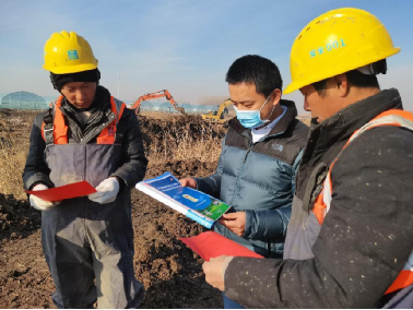 天津分公司发展宪法进工地主题活动